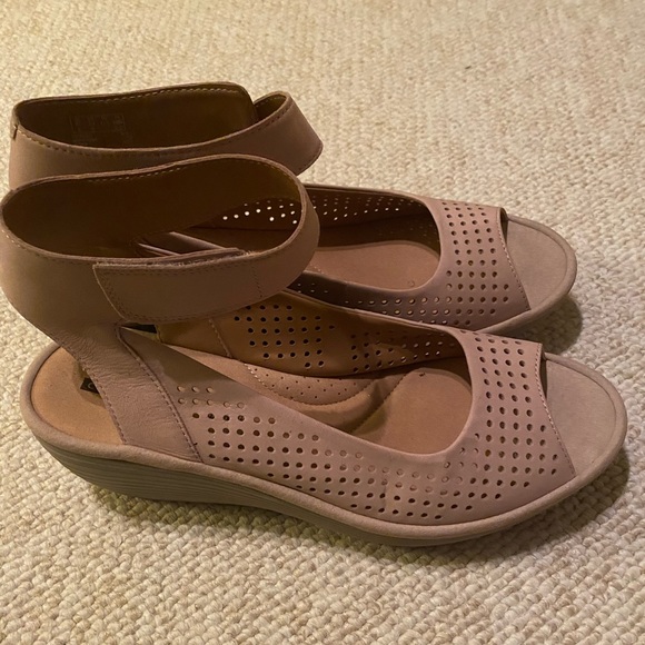 10 wide sandals